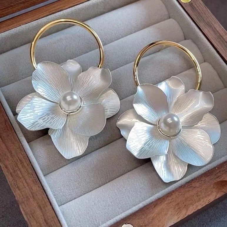 Daisy Pearl Earrings