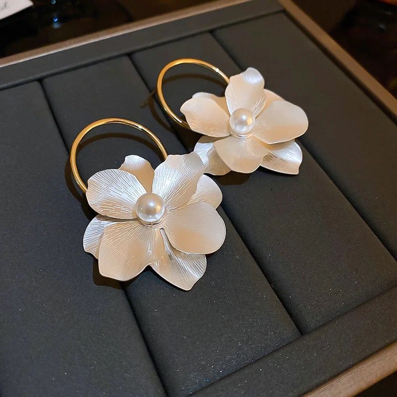 Daisy Pearl Earrings