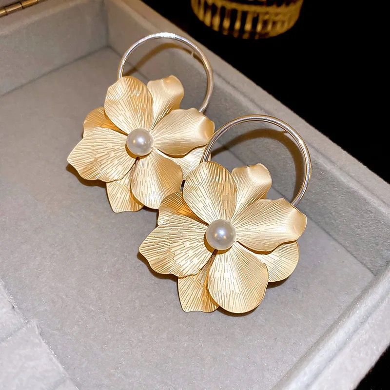 Daisy Pearl Earrings