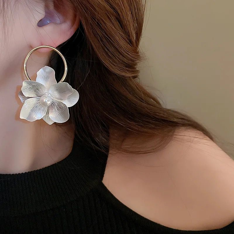 Daisy Pearl Earrings