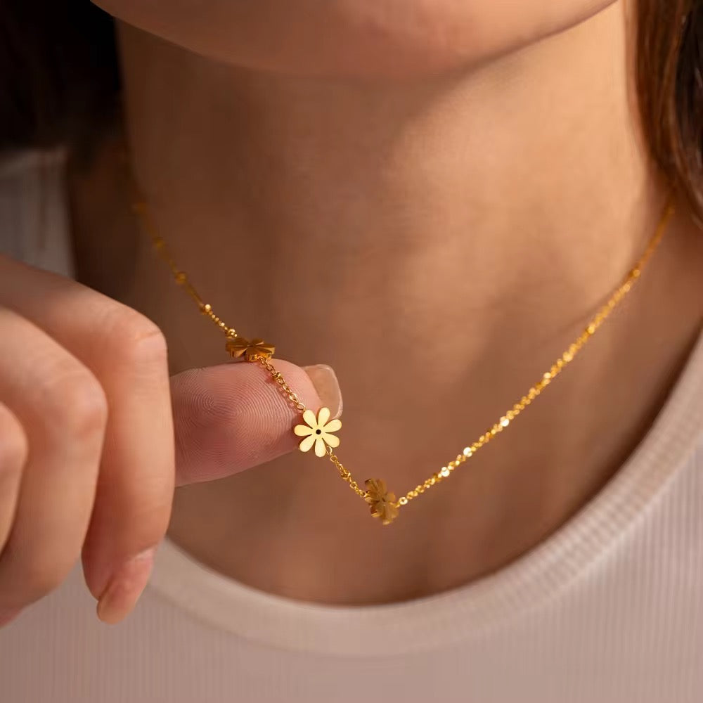 Minimal Daisy Gold Necklace