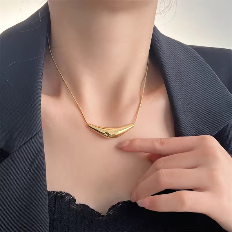 Playful smiley necklace in hypoallergenic stainless steel with long-lasting polish for daily layering