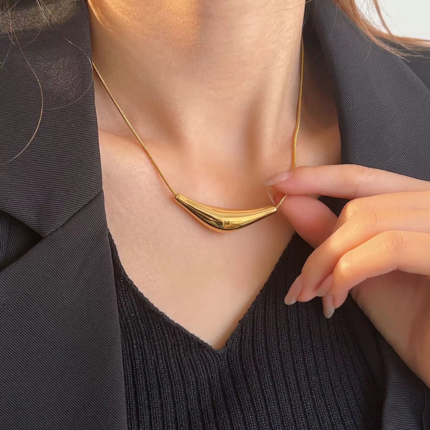 Cute smiley charm necklace in 18K gold plated stainless steel, waterproof and ideal for casual looks