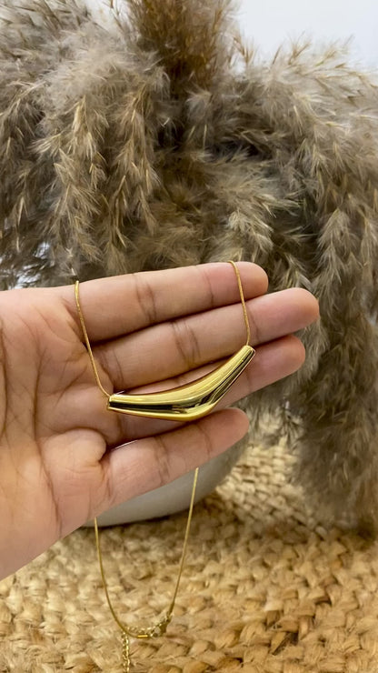 Curved Bar Necklace